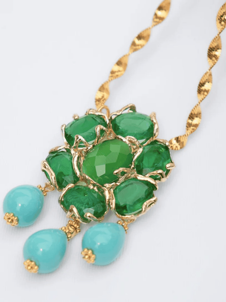 Domna Halskette mit grünem Blumenanhänger