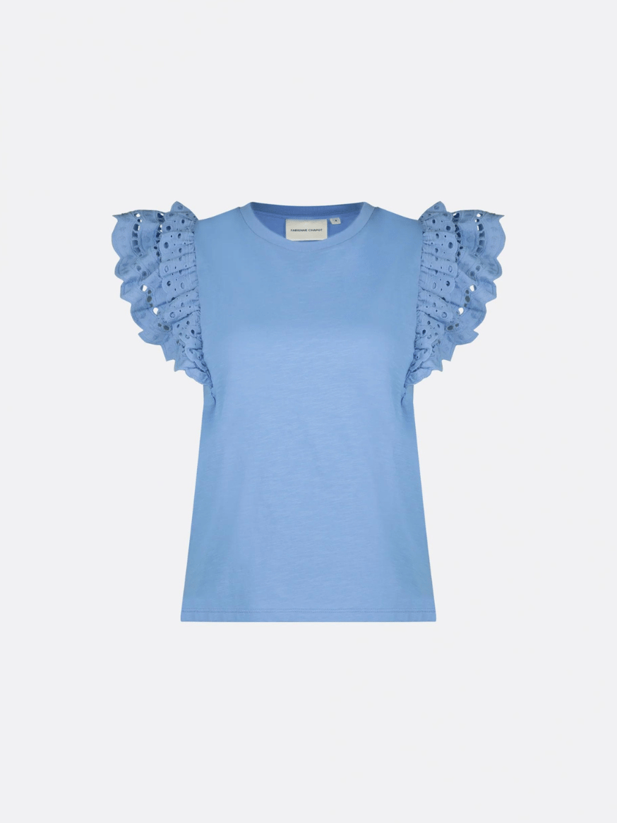 Ein hellblaues T-Shirt von Fabienne Chapot mit Schmetterlingsärmeln aus Spitze und Rundhalsausschnitt aus 100 % Bio-Baumwolle.
