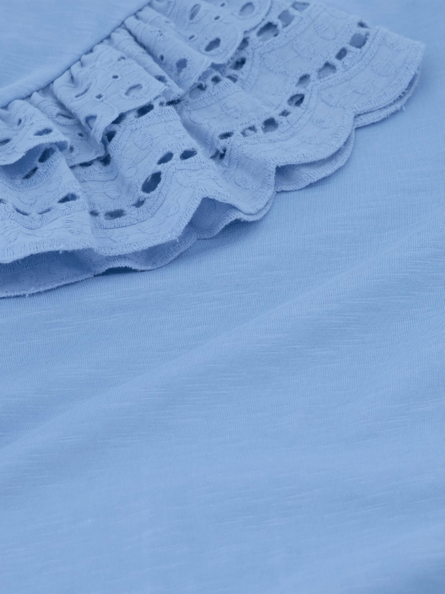 Ein hellblaues T-Shirt von Fabienne Chapot mit Schmetterlingsärmeln aus Spitze und Rundhalsausschnitt aus 100 % Bio-Baumwolle.