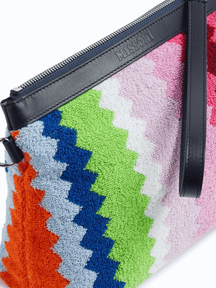 Detailansicht einer Missoni Kosmetiktasche aus Baumwolle mit Zickzack-Muster in bunten Farben und Lederakzenten.