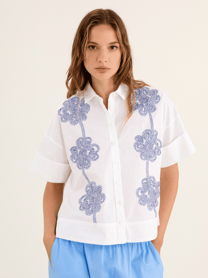 Kurzärmlige Bluse mit Blumenstickerei