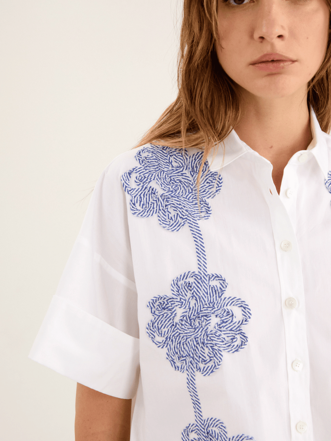 Short-sleeved blouse with floral embroidery